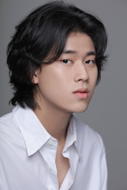 Photo of artist Lee Mu-jin