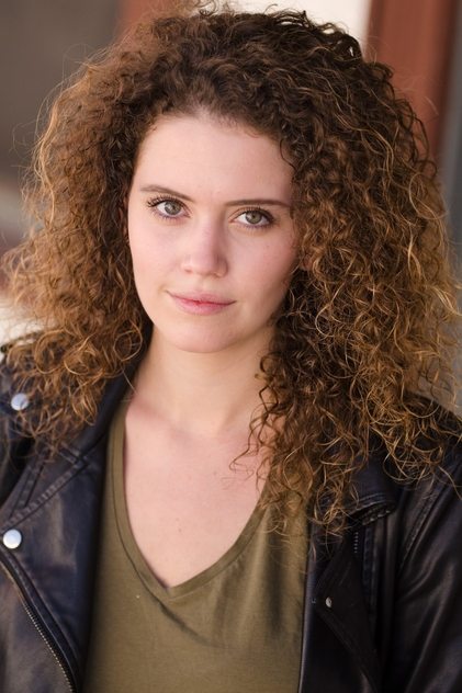 Photo of artist Emma Deckers