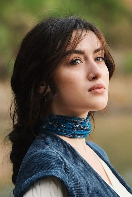 Photo of artist Cemre Arda