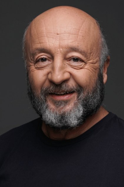 Photo of artist Hakan Salınmış