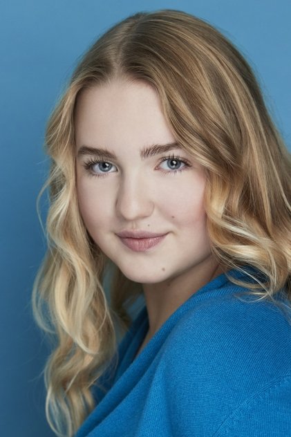 Photo of artist Ava Telek