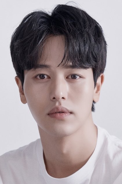 Photo of artist Lee Jung-hyoung