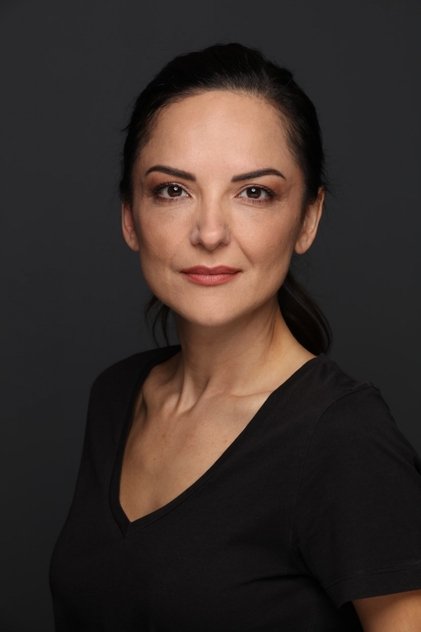 Photo of artist Dilek Aba