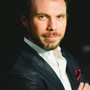 Photo of artist Leonardo Zimbrón