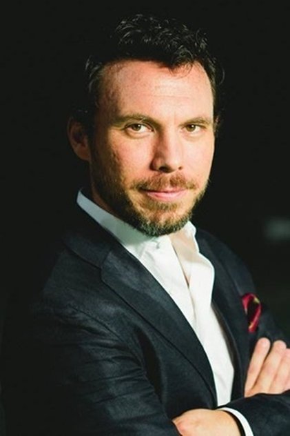 Photo of artist Leonardo Zimbrón