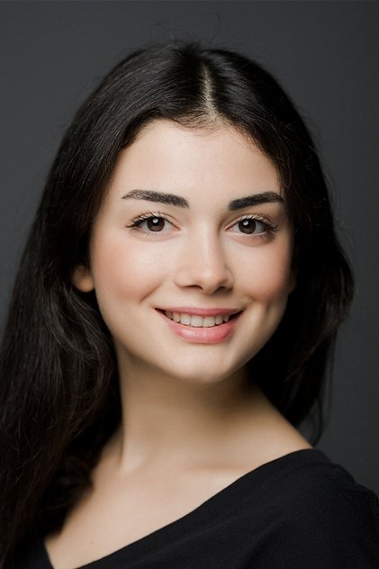 Photo of artist Özge Yağız