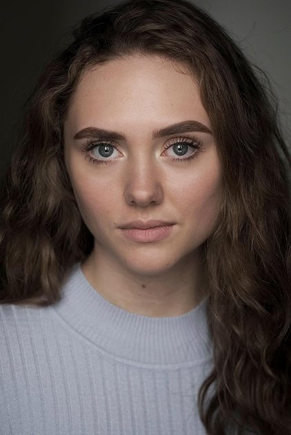 Photo of artist Lizzie Lomas