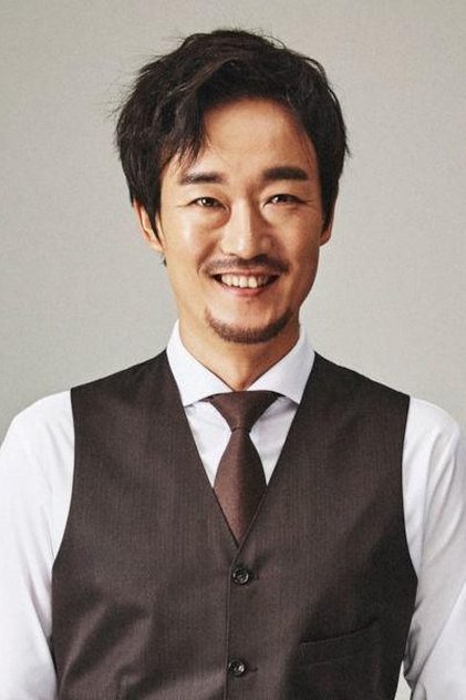 Photo of artist Hwang In-jun