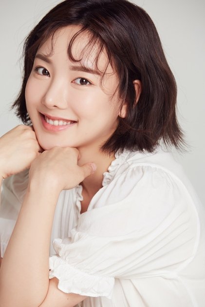 Photo of artist Kim Su-ol