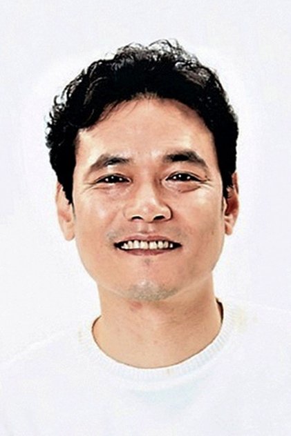 Photo of artist Seo Dong-gab
