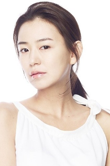Photo of artist Shim Yi Young