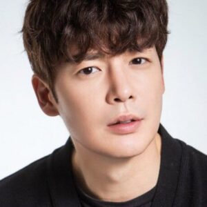 Photo of artist Kang Eun-tak