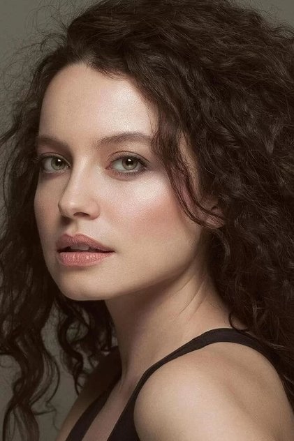 Photo of artist Gizem Arıkan