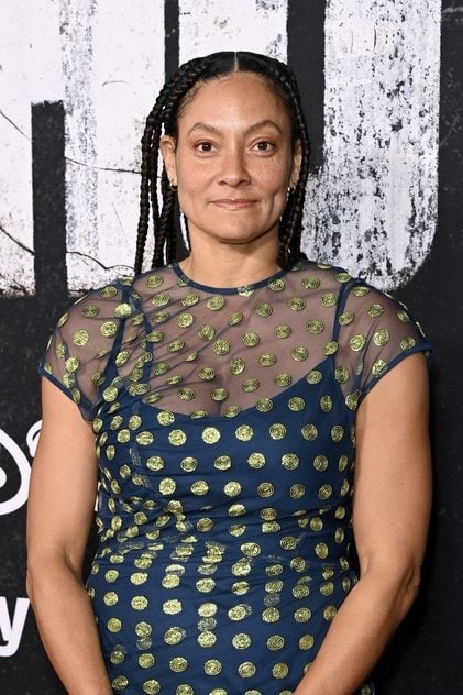 Photo of artist Kira Kelly