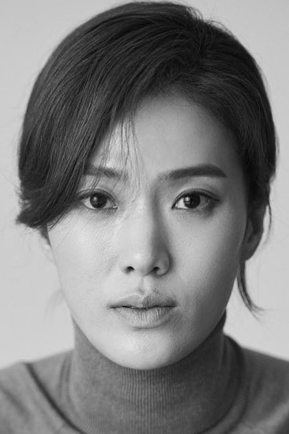Photo of artist Hwang Hyun-bin