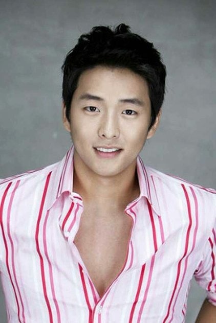 Photo of artist Kim Dong-yoon