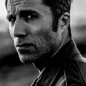 Photo of artist Roi Miller