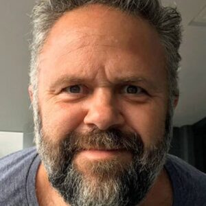 Photo of artist Dave Pettitt