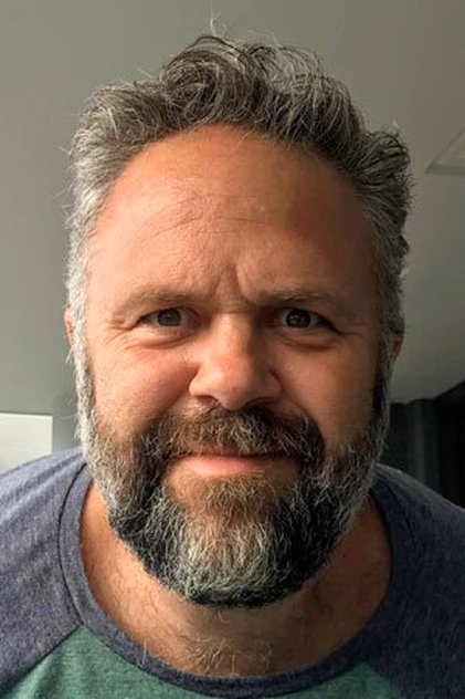 Photo of artist Dave Pettitt