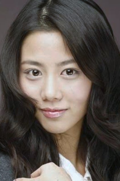 Photo of artist Lee Ah-jin