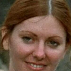 Photo of artist Mary Peters