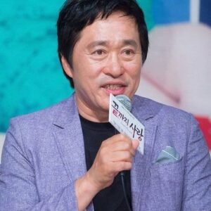 Photo of artist Shin Chang-seok