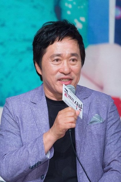Photo of artist Shin Chang-seok