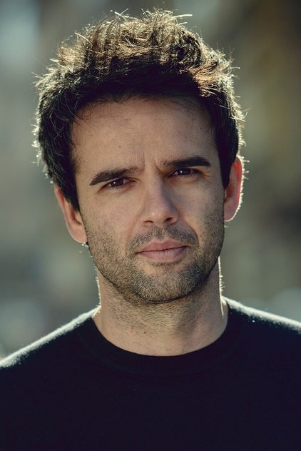 Photo of artist Raúl Peña