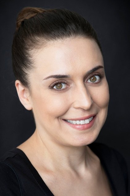 Photo of artist Münire Apaydın