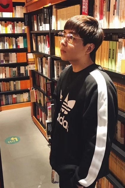 Photo of artist Cao Xiaotian