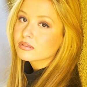 Photo of artist Melody Kay