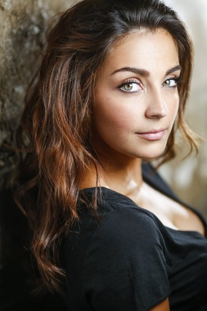 Photo of artist Nikki Runeckles