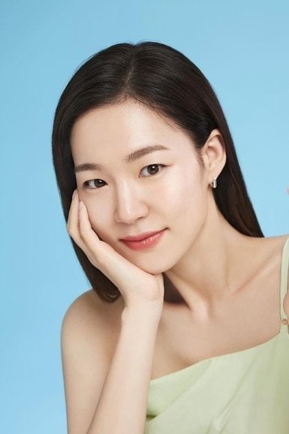 Photo of artist Han Yeri