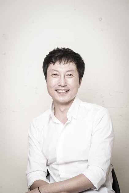 Photo of artist Baek Ik-nam
