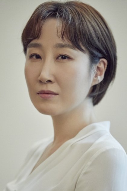 Photo of artist Kim Guk-hee
