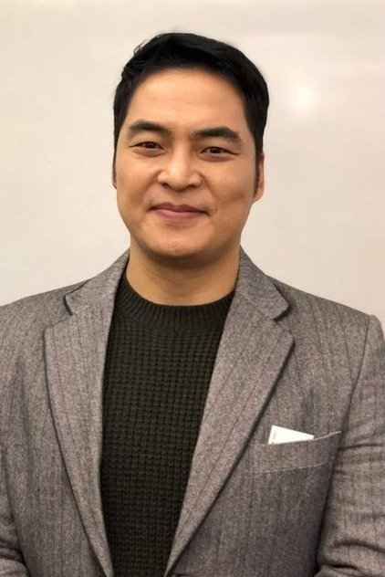 Photo of artist Kim Yong-woon